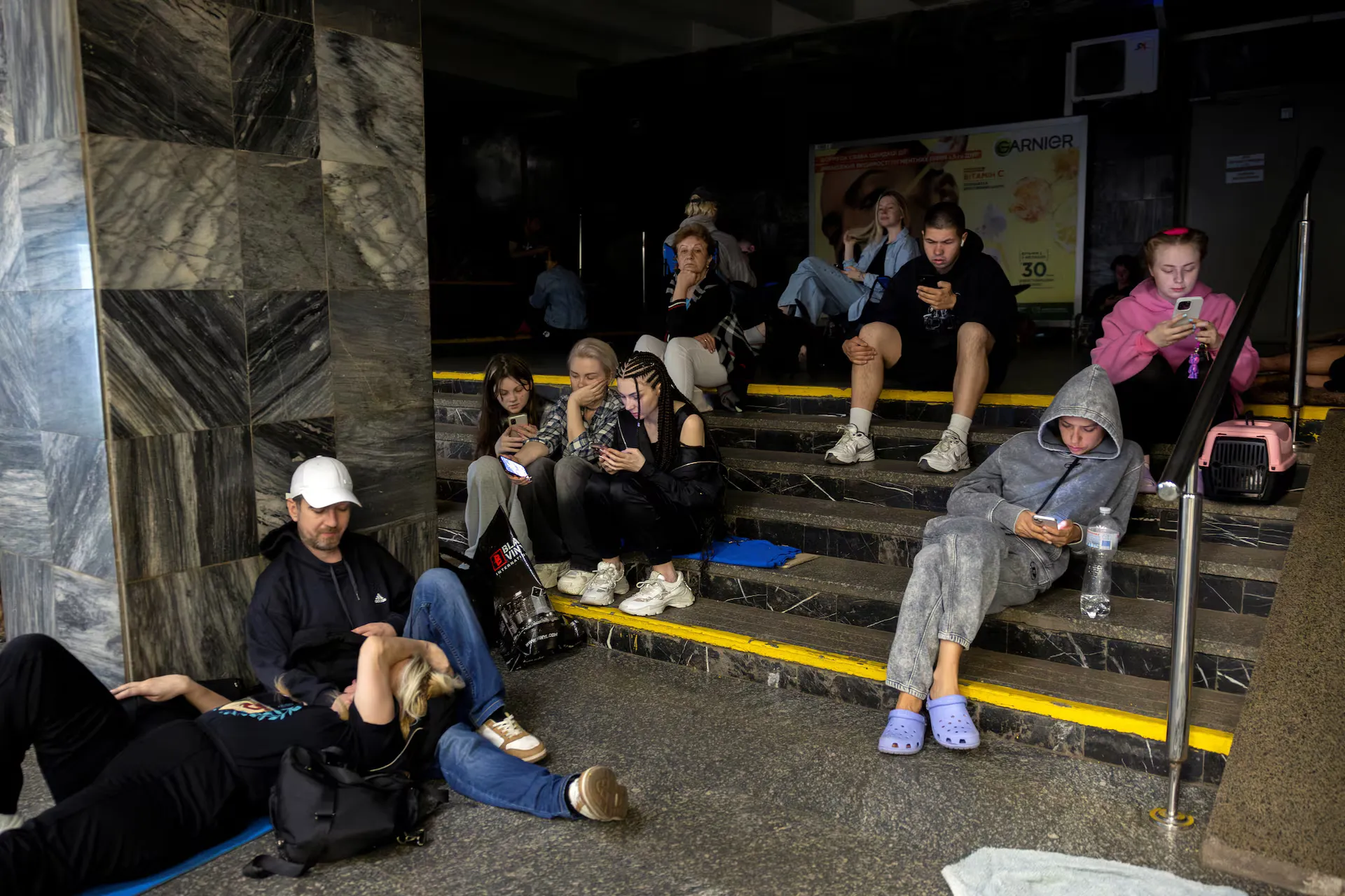 Люди ховаються на станції метро під час атаки російського безпілотника на тлі нападу Росії на Україну, Київ, Україна, 10 червня 2025 року.